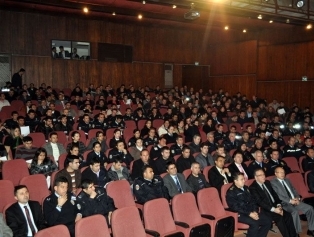 Kahramanmaraş İl Emniyet Müdürlüğü Personeli Teknik Destek Programı Kapsamında Güvenlik Hizmeti Sunumunda Beden Dili Ve Empatik İletişim Eğitimi Aldı Galeri