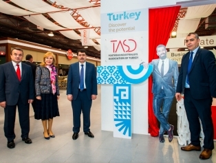 DOĞAKA ve ATSO İşbirliğinde Bölgemiz Ayakkabıcılık Firmalarının Desteklendiği “AYMOD 2017 Uluslararası Ayakkabı Kış Modası Fuarı” Kapılarını Açtı. Galeri