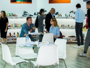DOĞAKA ve ATSO İşbirliğinde Bölgemiz Ayakkabıcılık Firmalarının Desteklendiği “AYMOD 2017 Uluslararası Ayakkabı Kış Modası Fuarı” Kapılarını Açtı. Galeri