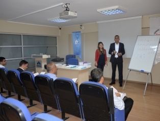 DOĞAKA Ev Sahipliğinde Hatay Valiliği talimatı ile Hatay ili Vali Yardımcıları ve İlçe Kaymakamlarımızın katılımlarıyla Düzenlenen “Temel Arapça Eğitimleri” Başladı Galeri