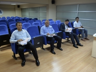 DOĞAKA Ev Sahipliğinde Hatay Valiliği talimatı ile Hatay ili Vali Yardımcıları ve İlçe Kaymakamlarımızın katılımlarıyla Düzenlenen “Temel Arapça Eğitimleri” Başladı Galeri