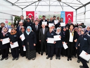 “Osmaniye Geçici Barınma Merkezi’ndeki Suriyeli Mültecilerin Mahsul Üretimine Yönelik Acil Destek Projesi” Serasının Açılışı Galeri