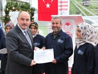 “Osmaniye Geçici Barınma Merkezi’ndeki Suriyeli Mültecilerin Mahsul Üretimine Yönelik Acil Destek Projesi” Serasının Açılışı Galeri