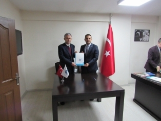 2019 Yılı Teknik Destek Programı Eylül-Ekim Döneminde Kahramanmaraş ilinde başarılı bulunan teknik destek proje sözleşmeleri Kurum yetkili amirleri ile DOĞAKA Genel Sekreteri Sayın Onur YILDIZ arasında 12.12.2019 tarihinde imzalanmıştır. Galeri