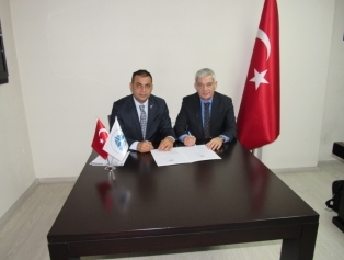 2019 Yılı Teknik Destek Programı Eylül-Ekim Döneminde Kahramanmaraş ilinde başarılı bulunan teknik destek proje sözleşmeleri Kurum yetkili amirleri ile DOĞAKA Genel Sekreteri Sayın Onur YILDIZ arasında 12.12.2019 tarihinde imzalanmıştır. Galeri
