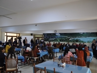 Hasta ve yaşlı bakım öğrencileri huzurevi personeli ve misafirleriyle bir araya geldi. Galeri