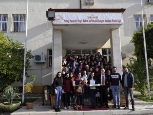 Hasta ve yaşlı bakım öğrencileri huzurevi personeli ve misafirleriyle bir araya geldi. Galeri