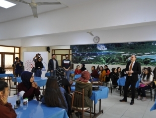 Hasta ve yaşlı bakım öğrencileri huzurevi personeli ve misafirleriyle bir araya geldi. Galeri